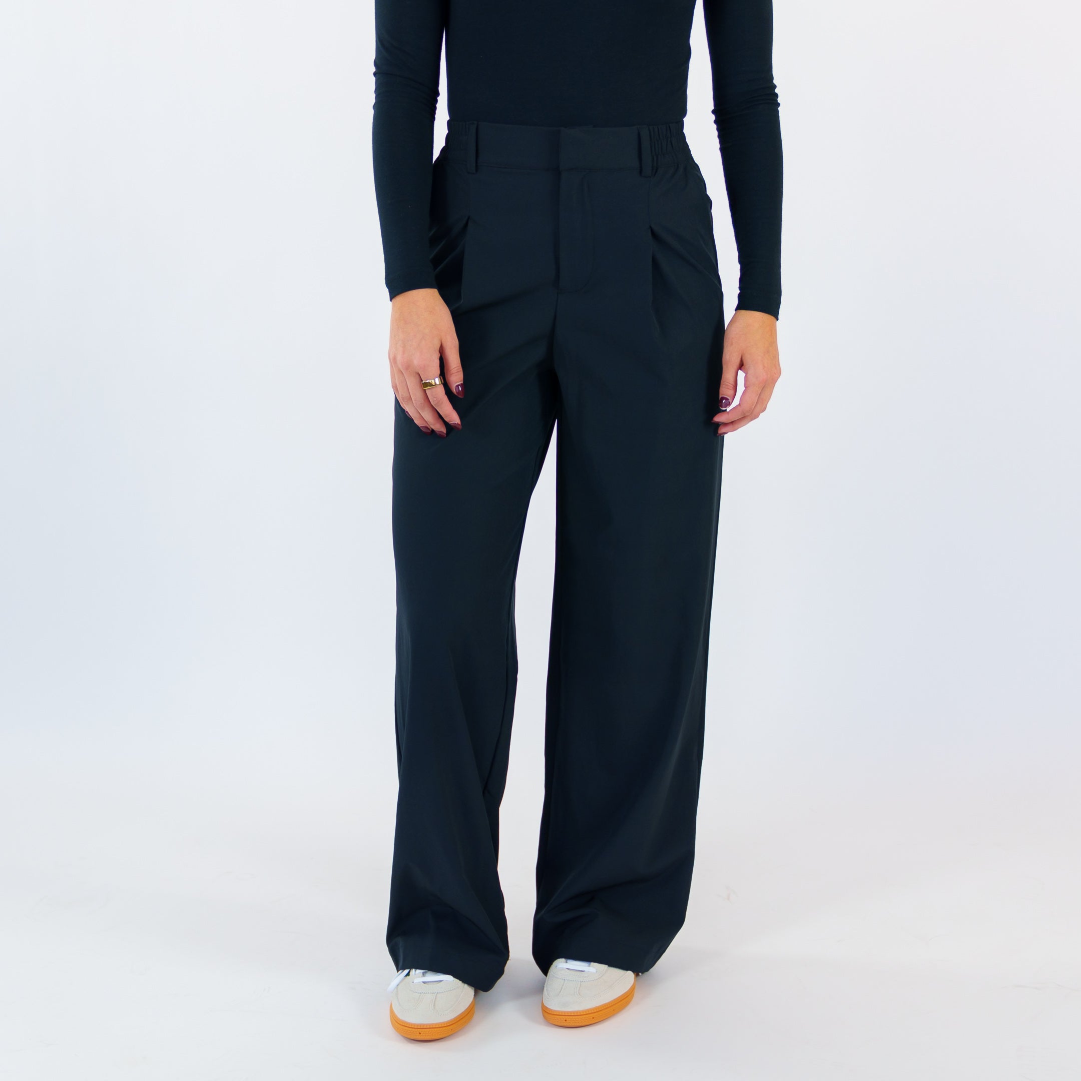 Motier Pleated Wide Leg Trousers (Black)