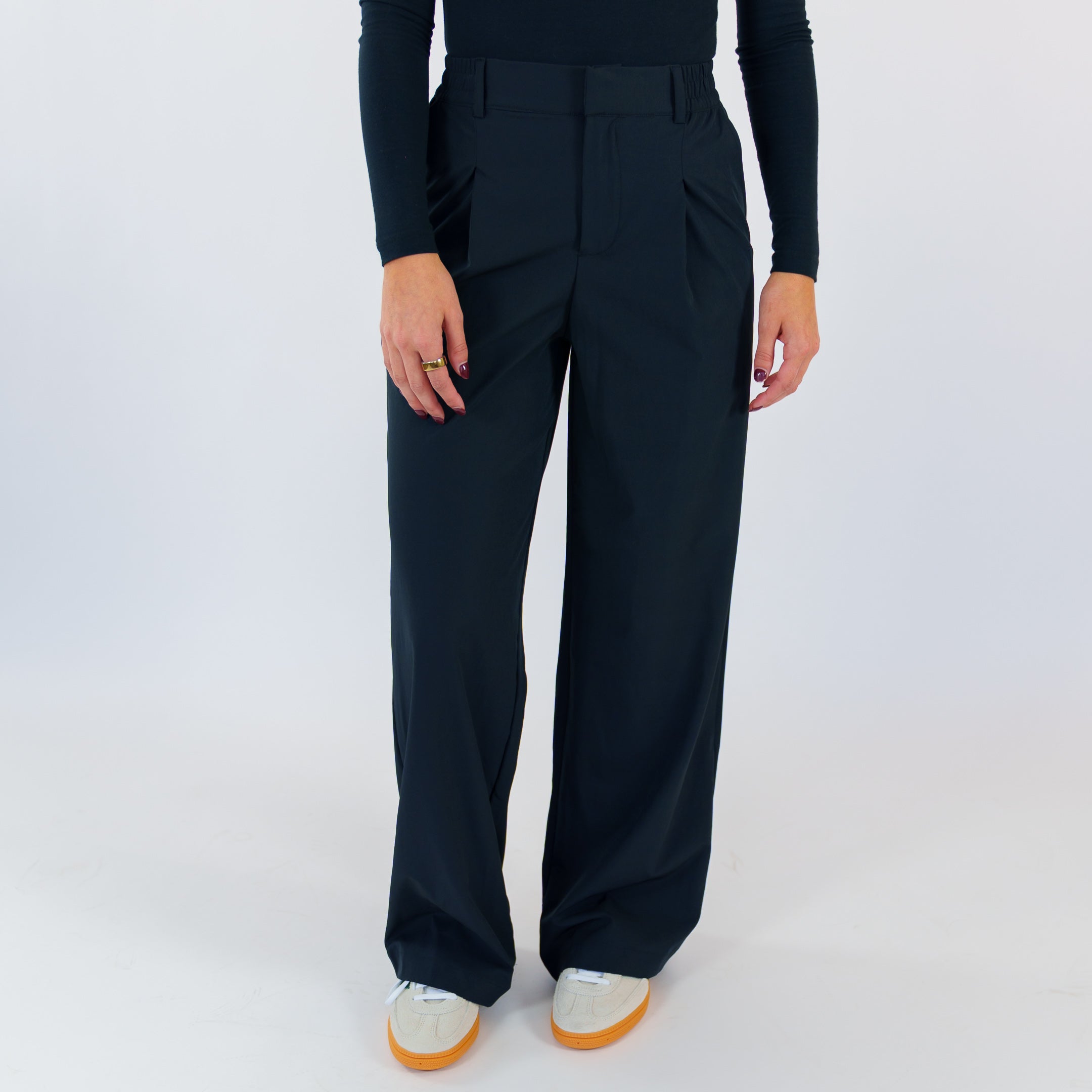 Motier Pleated Wide Leg Trousers (Black)