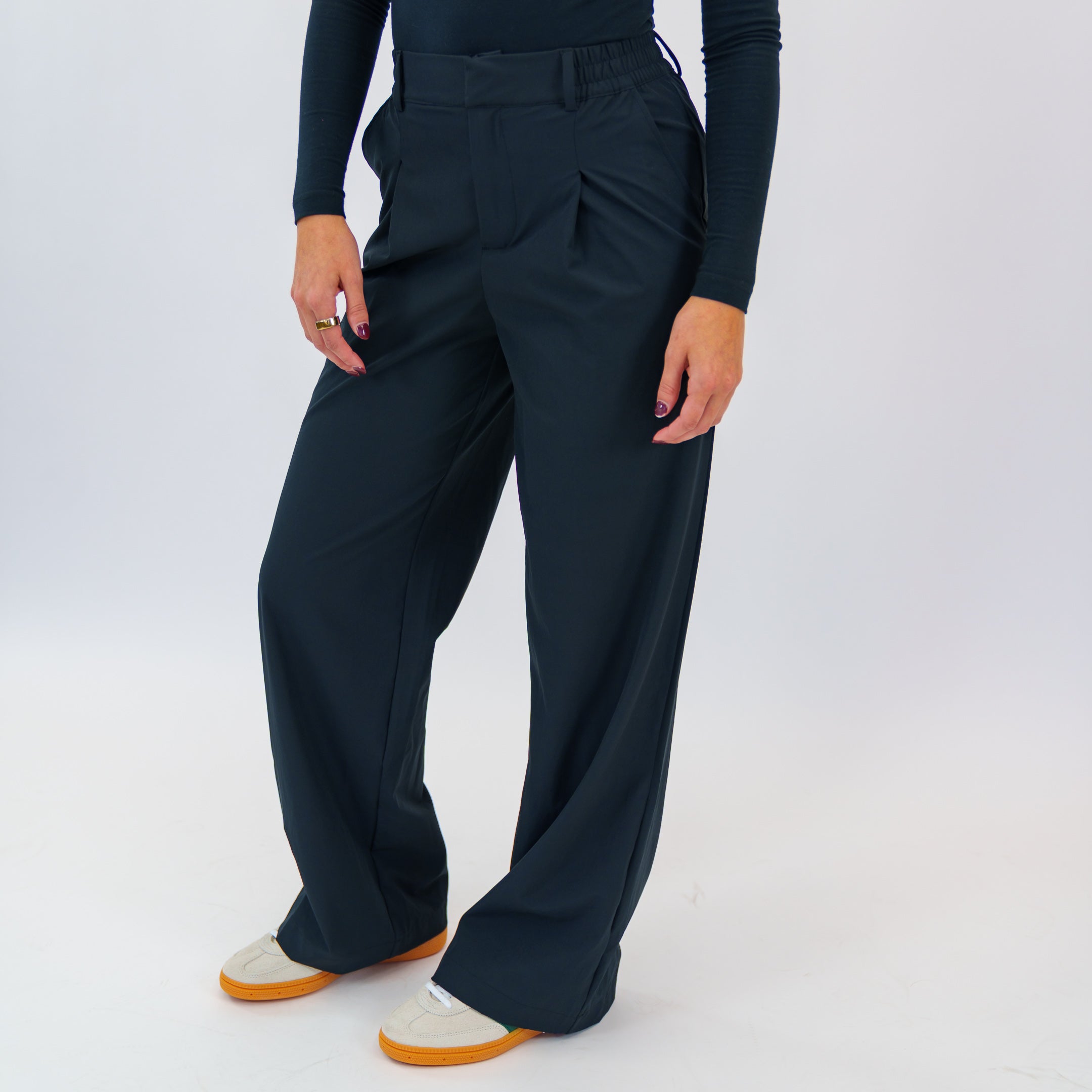 Motier Pleated Wide Leg Trousers (Black)