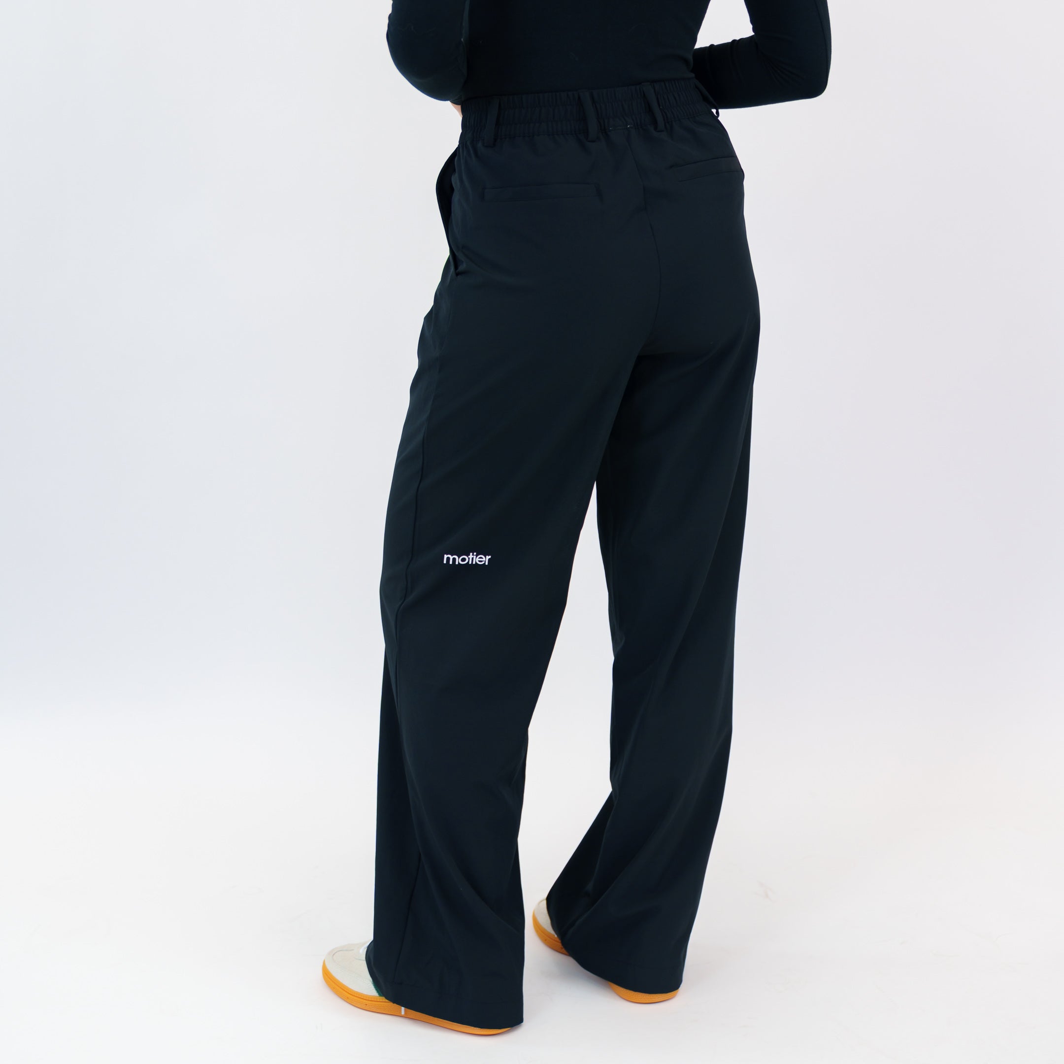 Motier Pleated Wide Leg Trousers (Black)