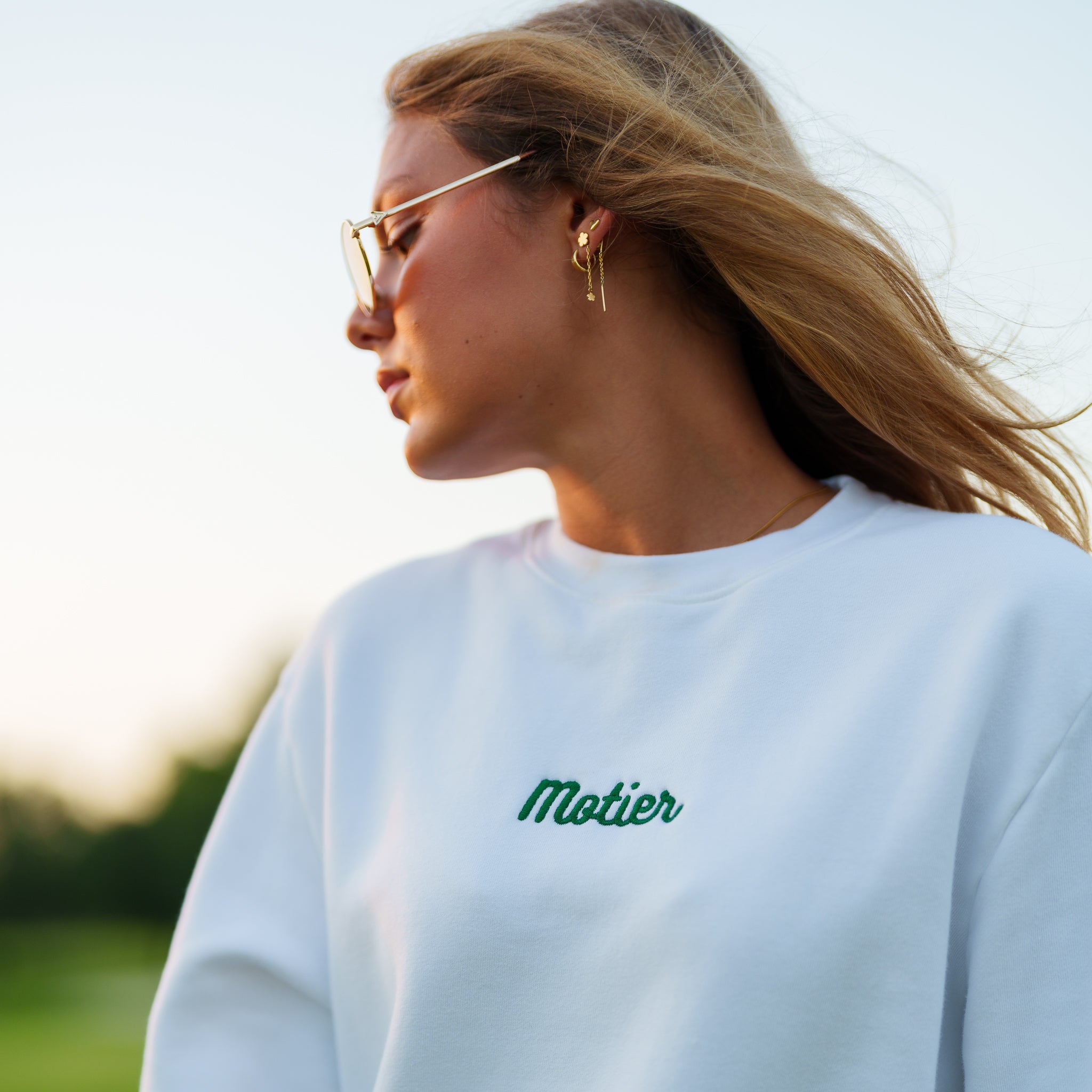 The Pin Script Embroidery Luxe Crewneck (White) - Motier Lafayette