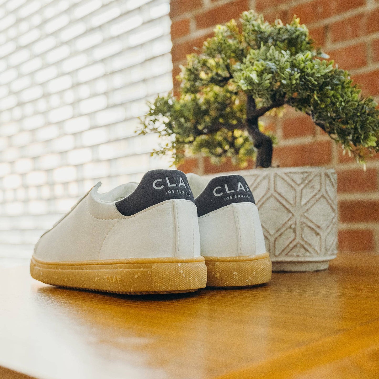 Clae Bradley Vegan (White Leather/Navy/Gum)