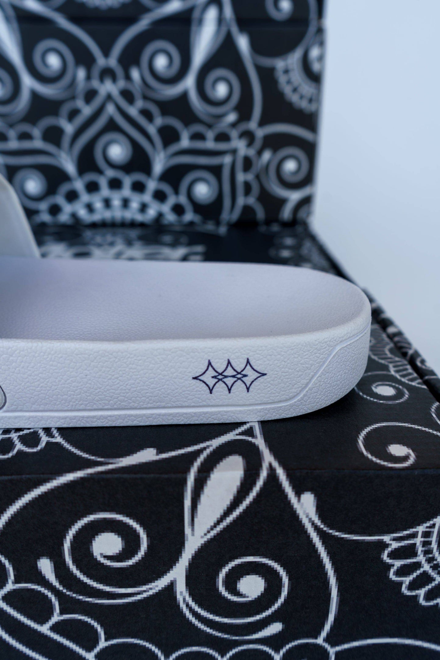 Motier Paisley Print Slides White/Navy/Paisley