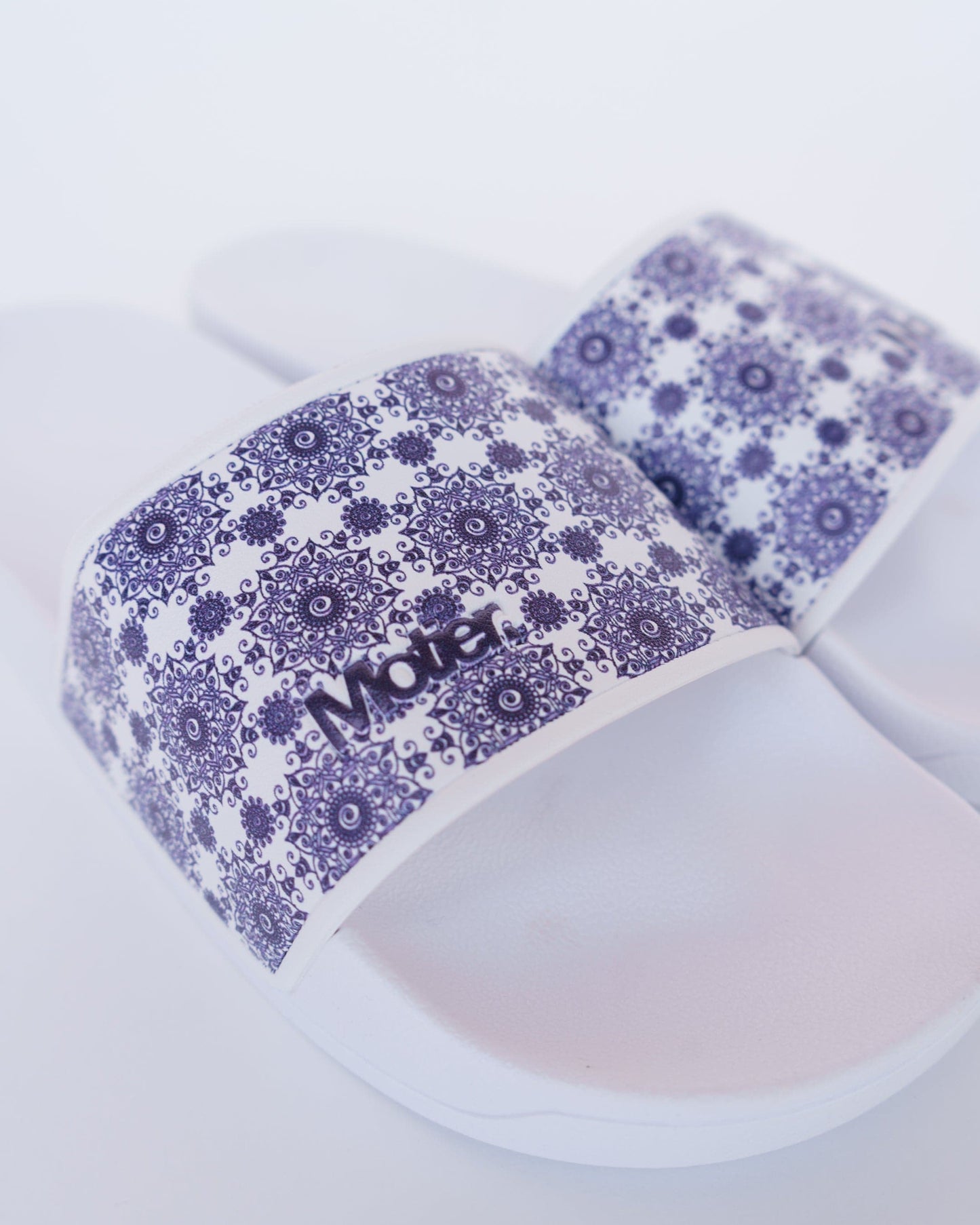 Motier Paisley Print Slides White/Navy/Paisley