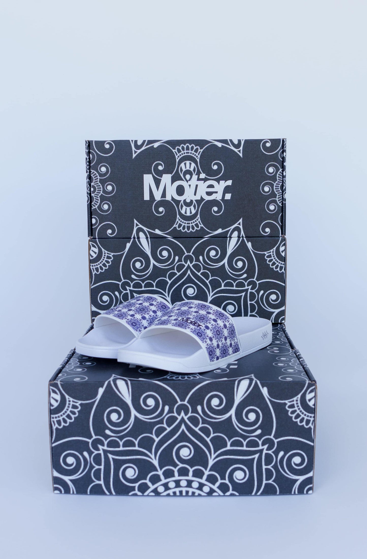 Motier Paisley Print Slides White/Navy/Paisley