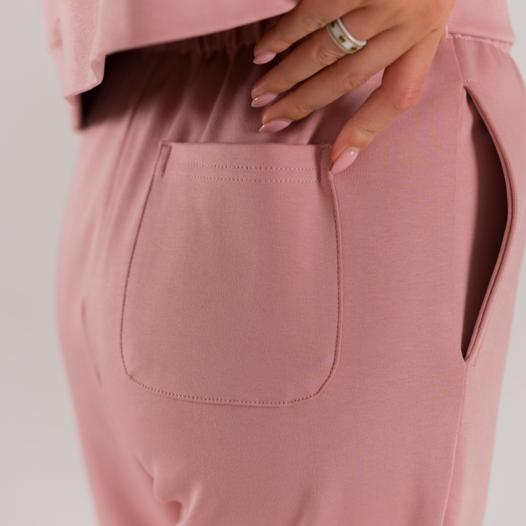 The Refresh Interlock Sweatpants (Rose Mist) - Motier Lafayette 