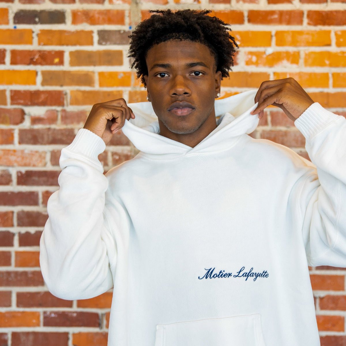 Motier Lafayette Ellington Vintage Luxe Hoodie in Blanc, showcasing the stylish hooded sweatshirt with a comfortable fit.