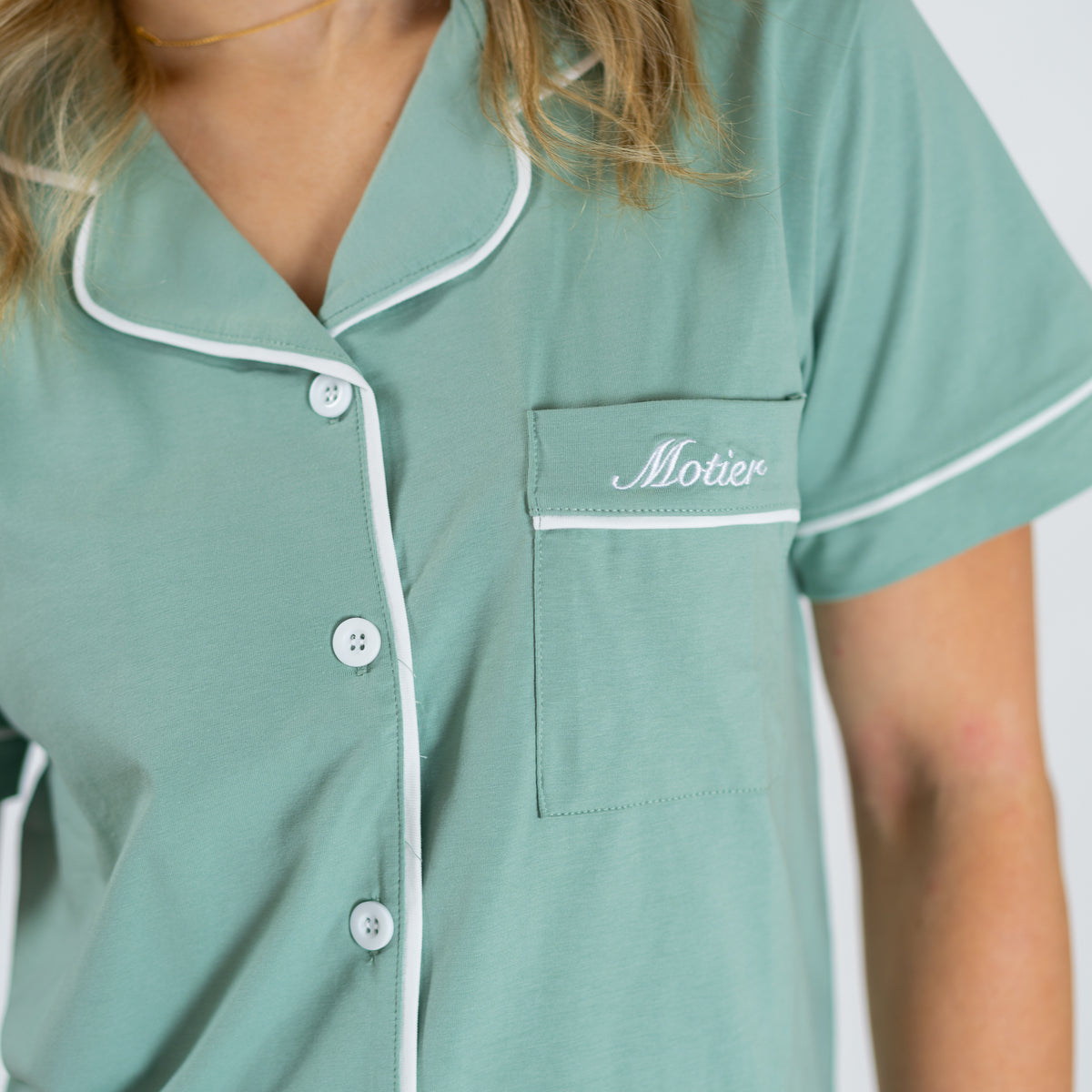 Women’s pastel green Motier Lafayette Essential Pajama Set displayed on a woman, featuring a relaxed fit and soft fabric for comfortable sleepwear.