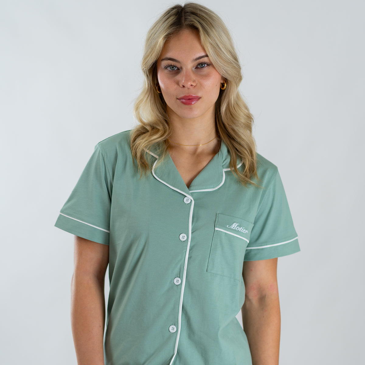 Women’s pastel green pajama set by Motier Lafayette, featuring a comfortable top and matching pants for cozy sleepwear.