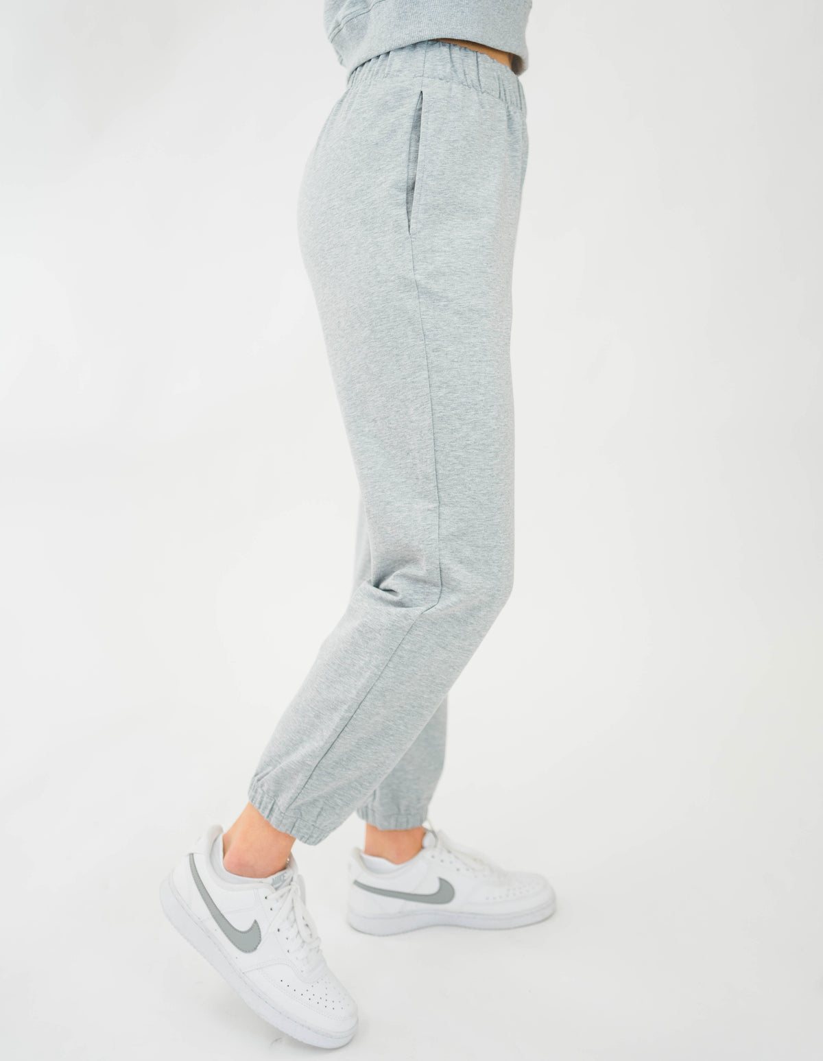 Motier Lafayette The Refresh grey sweatpants, cozy and comfortable lounge pants with an elastic waistband and soft fabric.