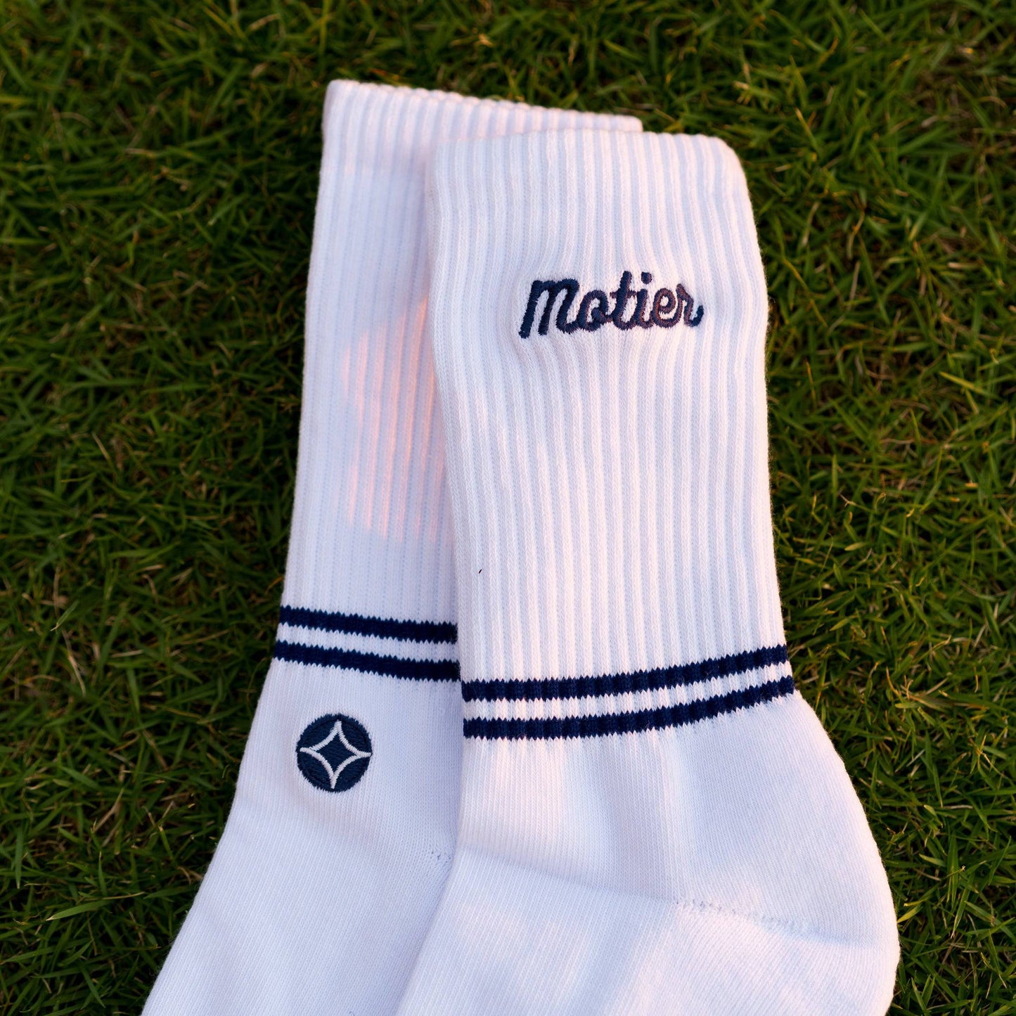 Pin Script Crew Socks (White/Navy) - Motier Lafayette 