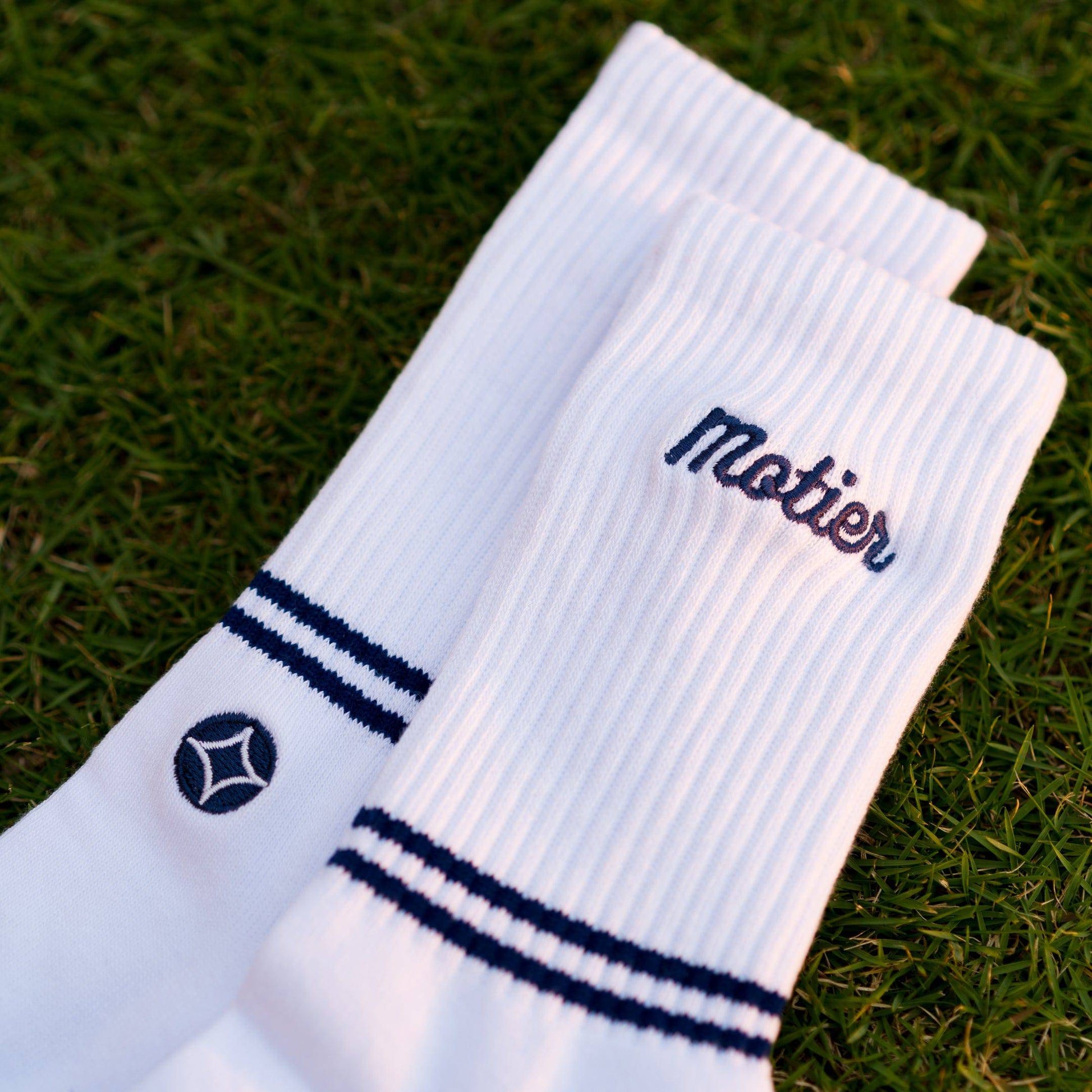 Pin Script Crew Socks (White/Navy) - Motier Lafayette 